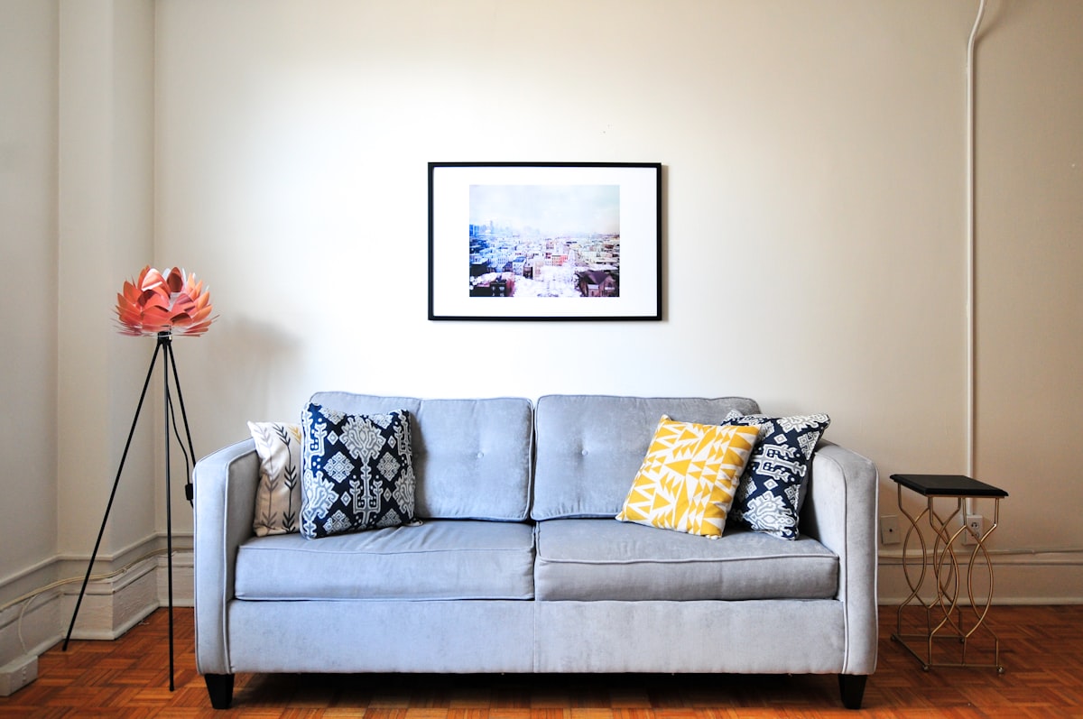 Nebelblau Zweisitzer – Skandinavisch Sofa in Nebelblau