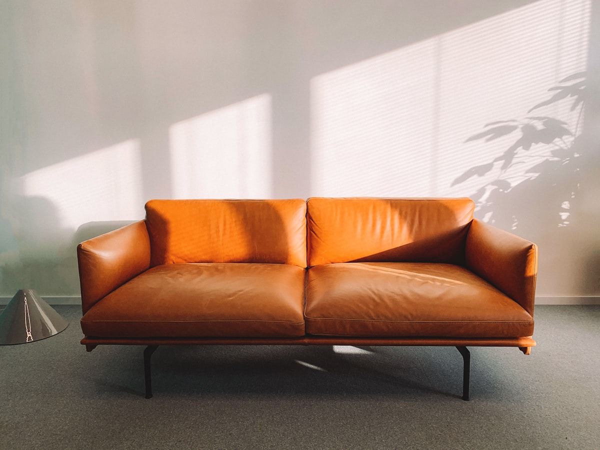 Terracotta Club – Zeitgenössisch Sofa in Terracotta